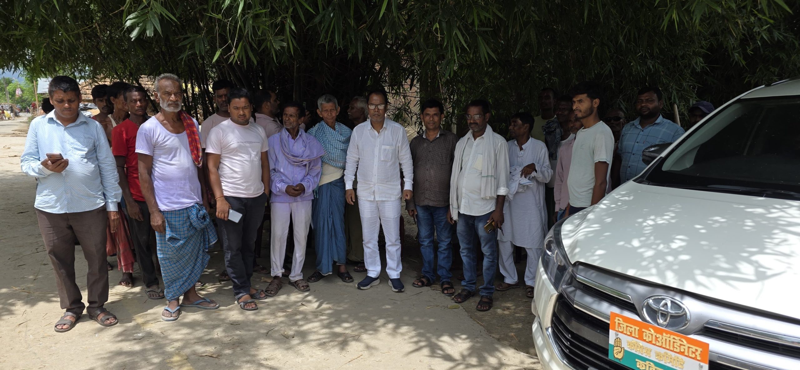 प्राणपुर में कांग्रेस कार्यकर्ताओं ने चलाया जनसंपर्क अभियान