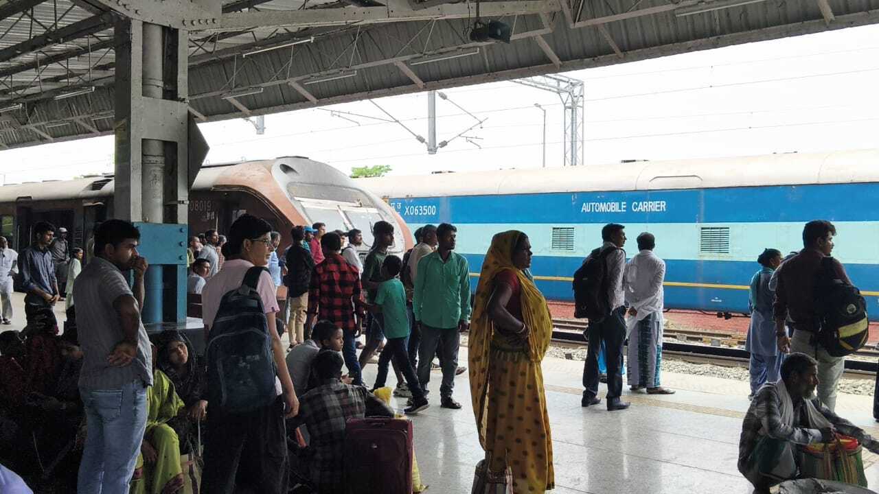 सालमारी स्टेशन पर दो घंटे खड़ी रही तेलता डेमो ट्रेन