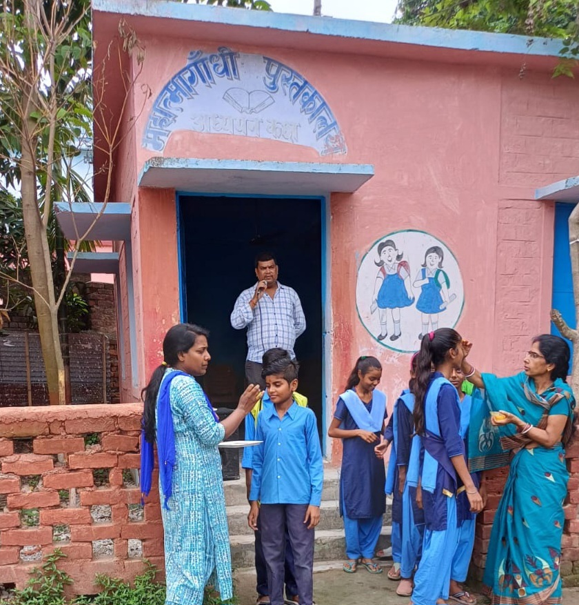 कन्या मध्य विद्यालय में तिलक लगाकर किया गया बच्चों का स्वागत