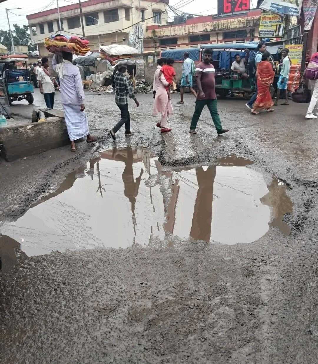स्टेशन चौक के सामने बना गड्ढा व मेन रोड के निर्माणाधीन पुल से परेशानी