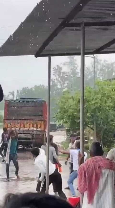 गुटबाजी में भिड़े छात्र, पिस्टल लहराकर दी जान से मारने की धमकी