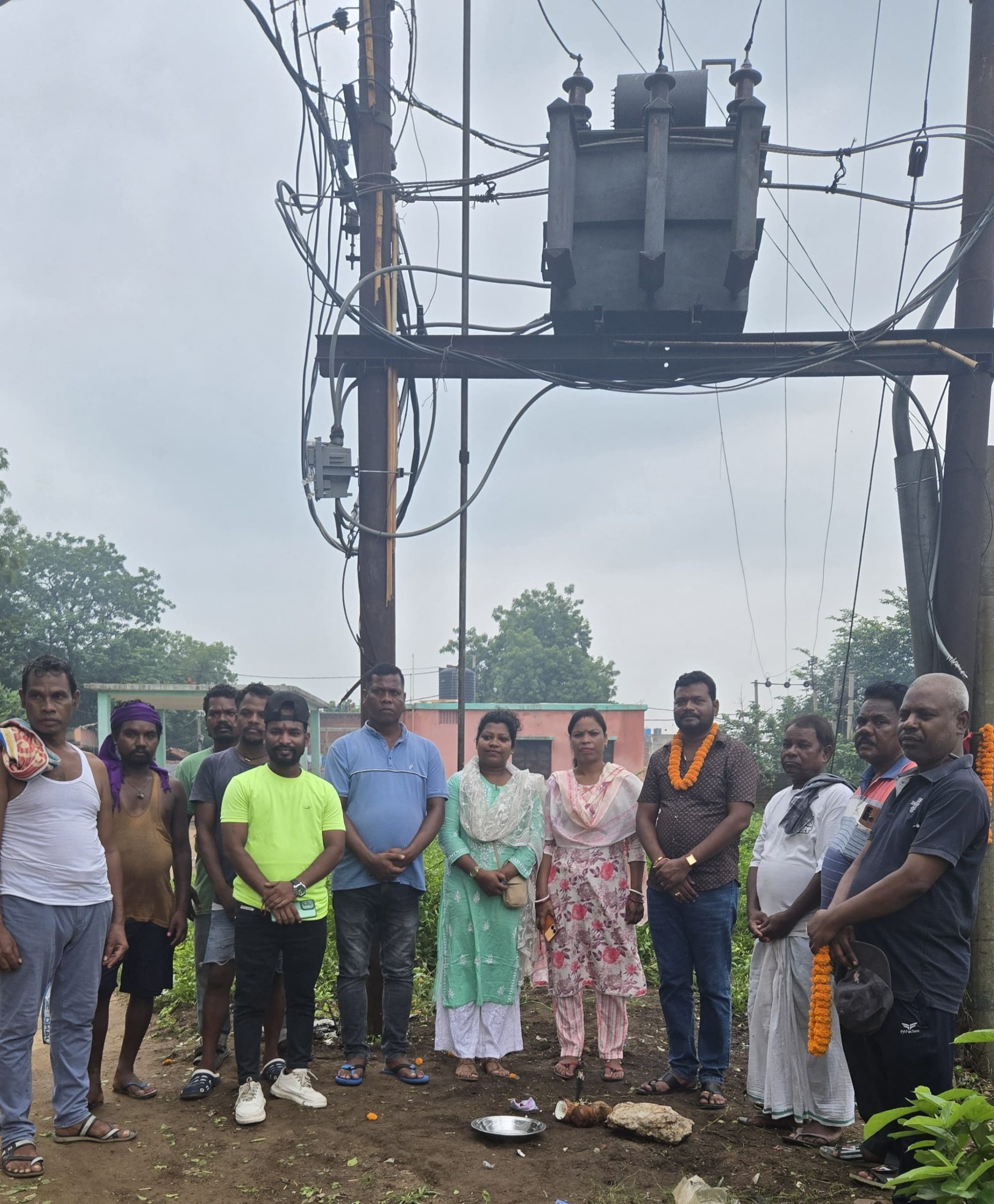 Jamshedpur News : सोमायझोपड़ी में लगा नया ट्रांसफॉर्मर, लोगों ने ली राहत की सांस