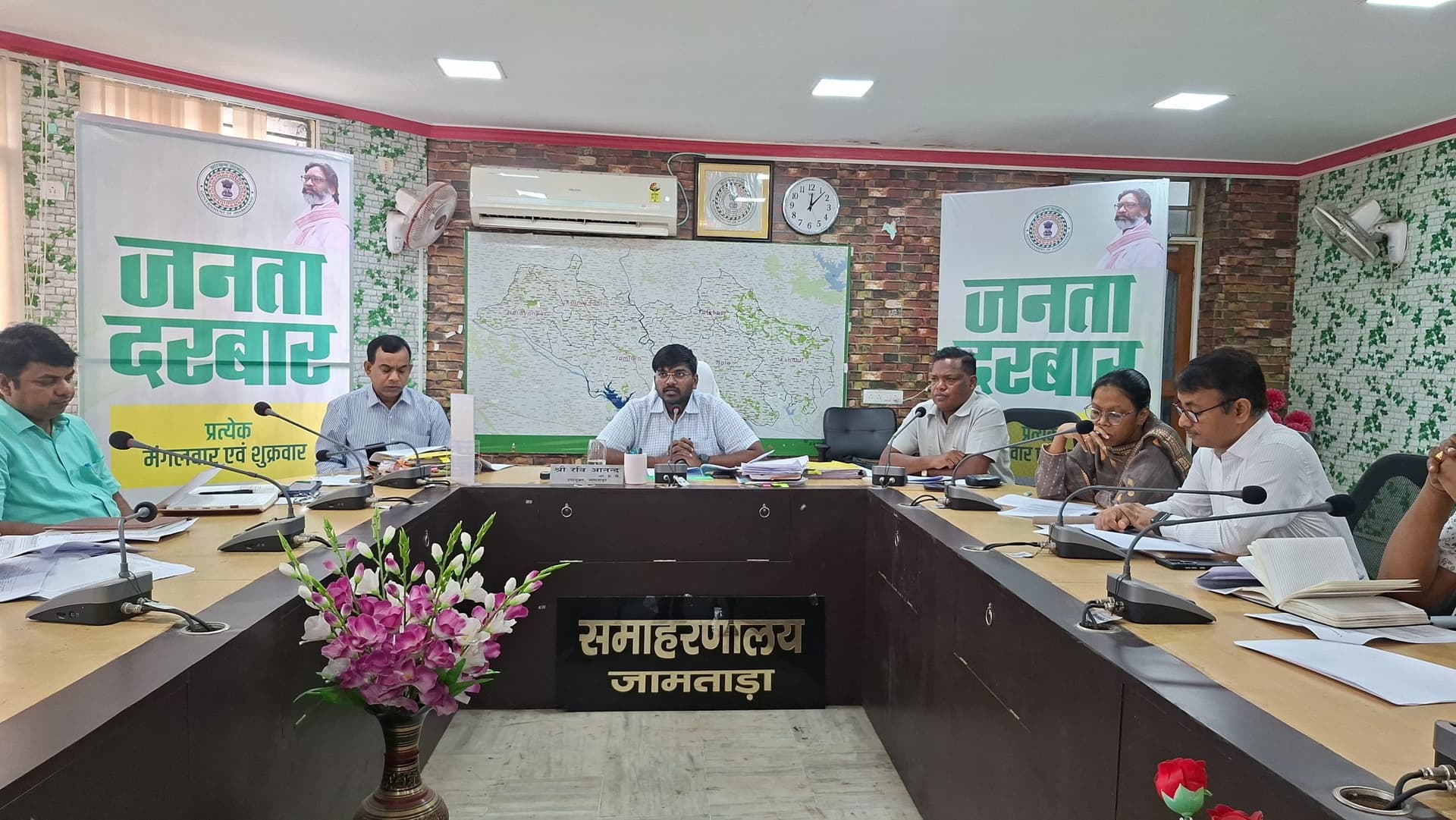 सैचुरेशन मोड में कार्य करें अधिकारी, कोई भी योग्य व्यक्ति नहीं छूटे : डीसी