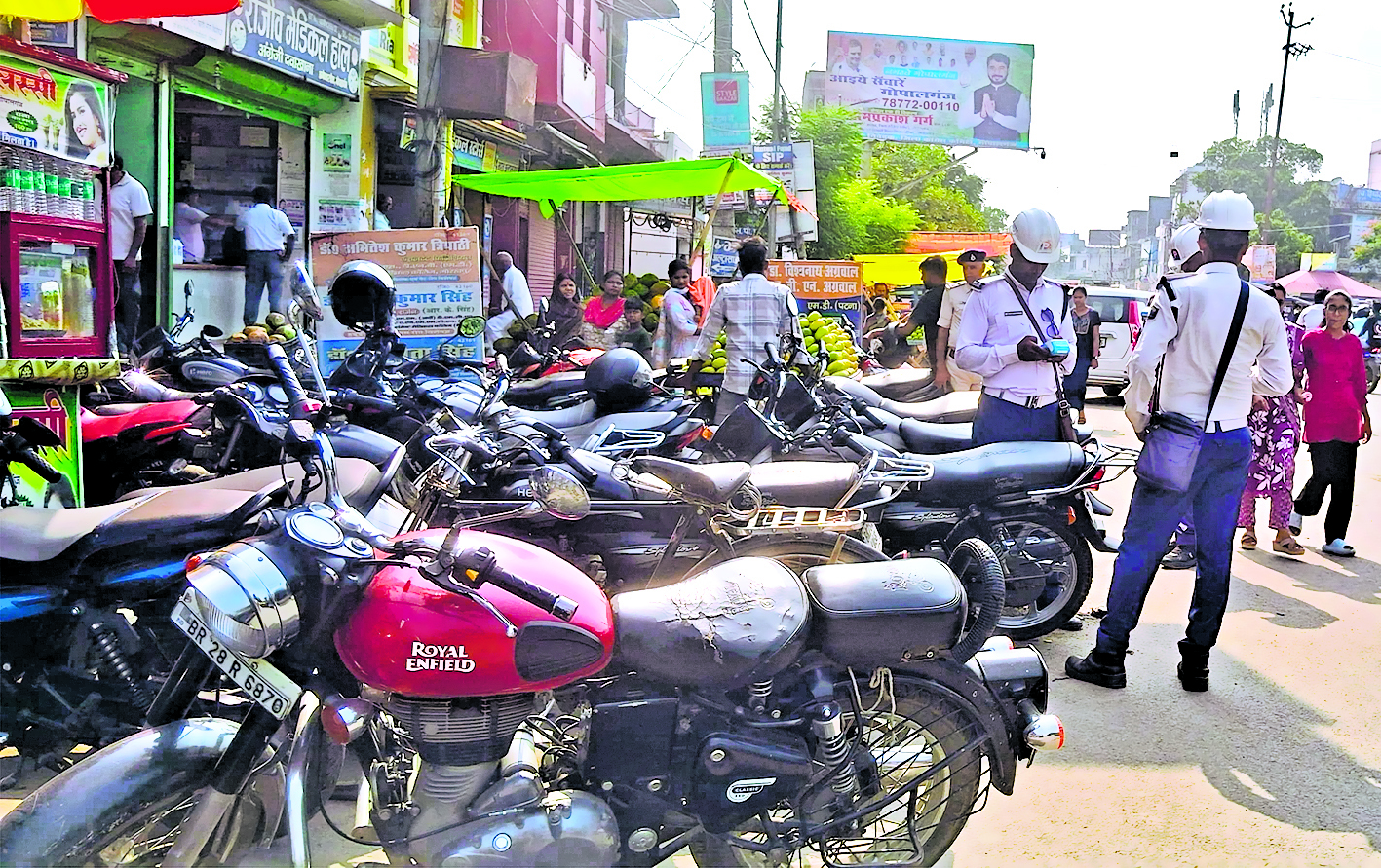 Gopalganj News : शहर की सड़क पर उतरे ट्रैफिक डीएसपी, ठेला-खोमचा हटवाया, नो पार्किंग में खड़ी गाड़ियों का काटा चालान