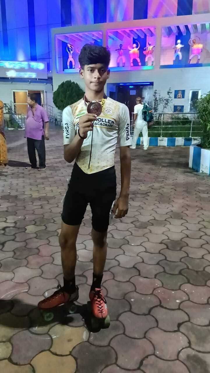 नेशनल स्केटिंग चैंपियनशिप में मणिदीप के पीयूष ने जीता ब्रॉन्ज मेडल, खुशी
