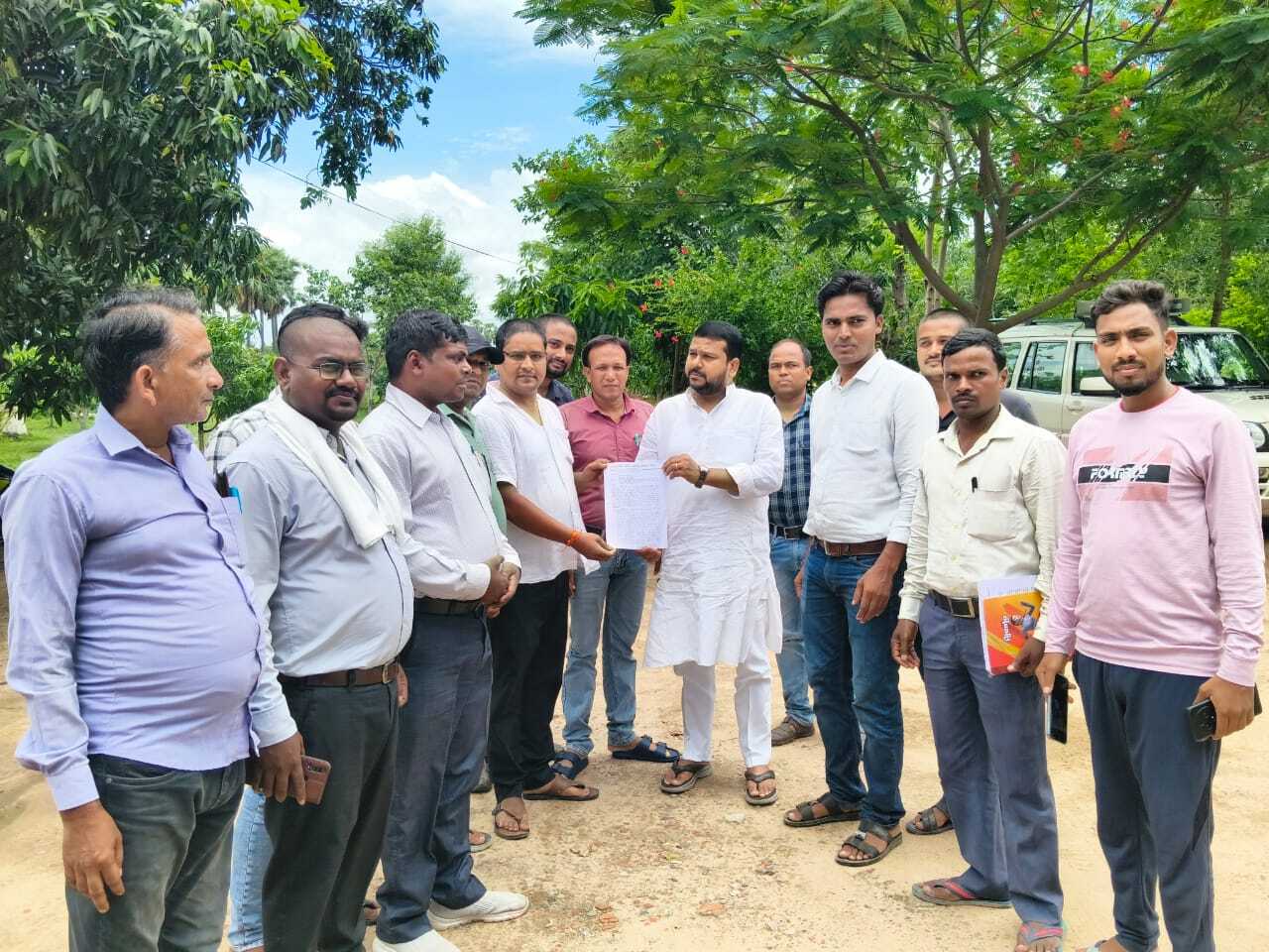 आवास सहायकों की छठे दिन भी हड़ताल जारी