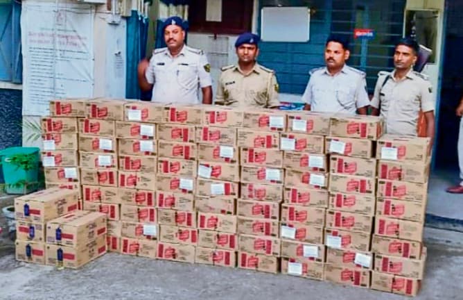 Saran News : पानापुर में गोदाम से अंग्रेजी शराब बरामद, धंधेबाज फरार