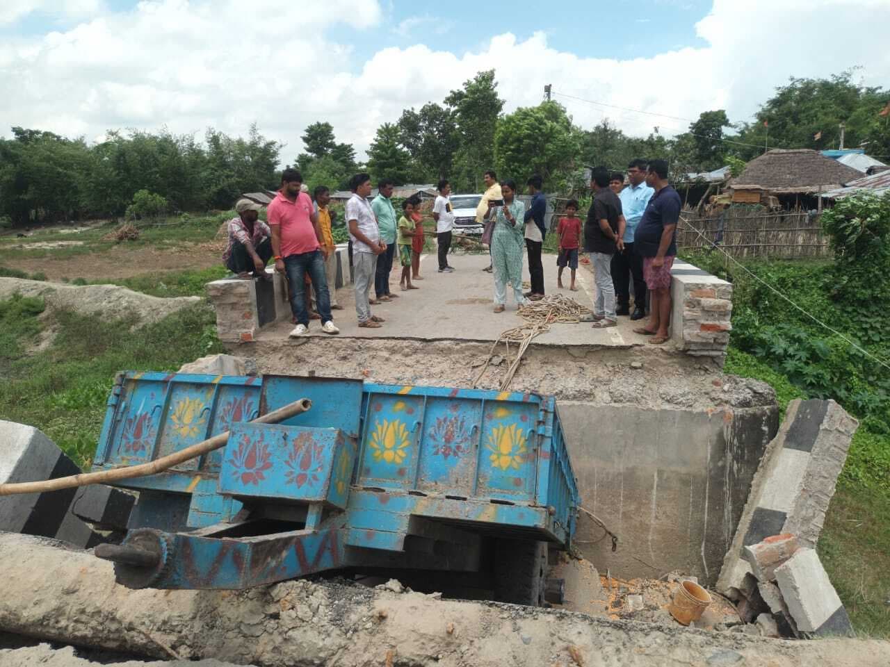 ओवरलोडिंग मक्का लेकर गुजर रहे ट्रैक्टर से पुल अचानक हुआ धराशायी