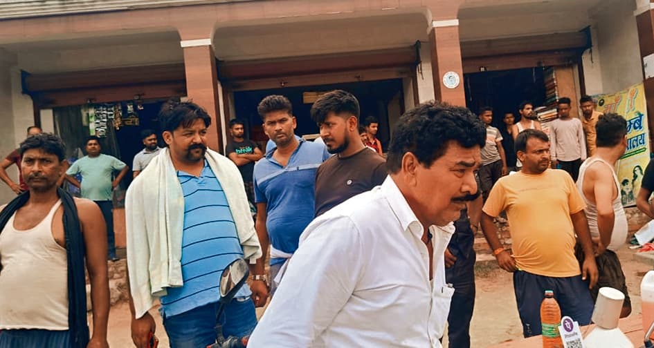 Saran News : सीएसपी संचालक से 1.25 लाख रुपये, लैपटॉप और मोबाइल लूटकर फरार हुए अपराधी