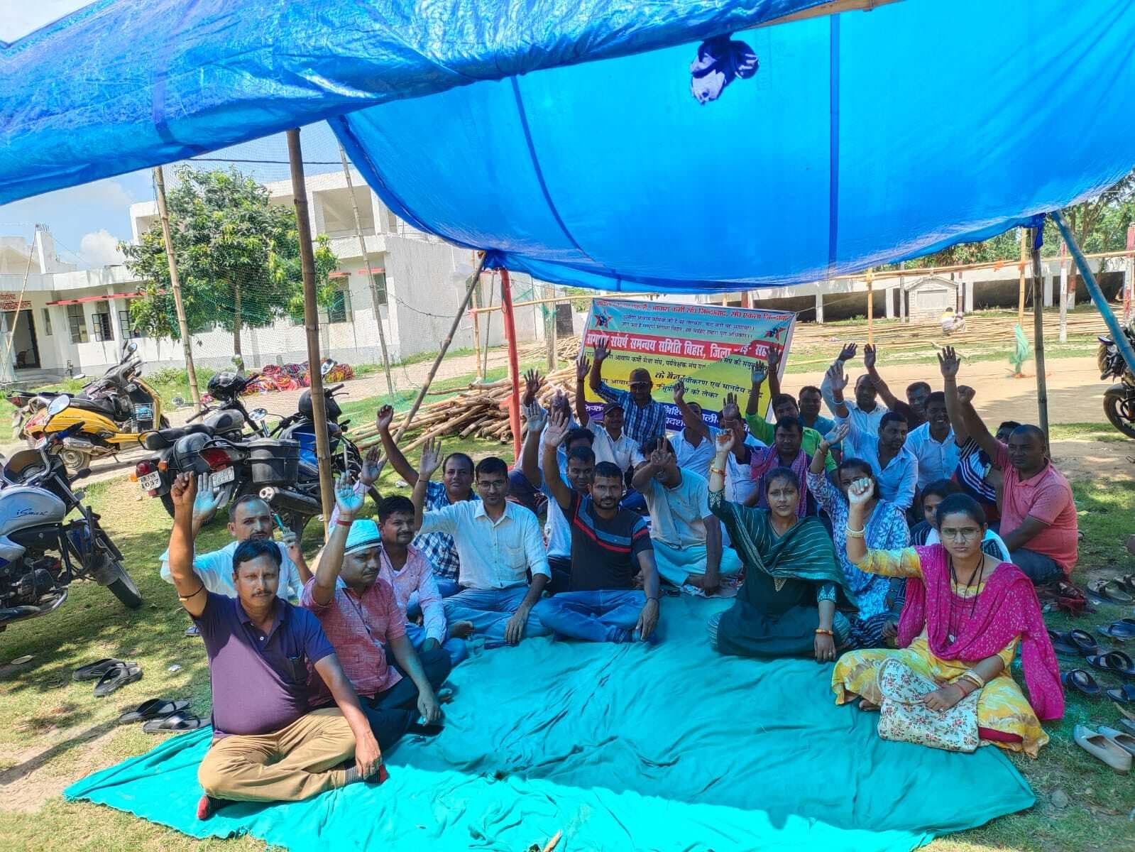 आवासकर्मियों ने हड़ताल के दौरान जनप्रतिनिधियों को सौंपा ज्ञापन, सहयोग की रखी मांग