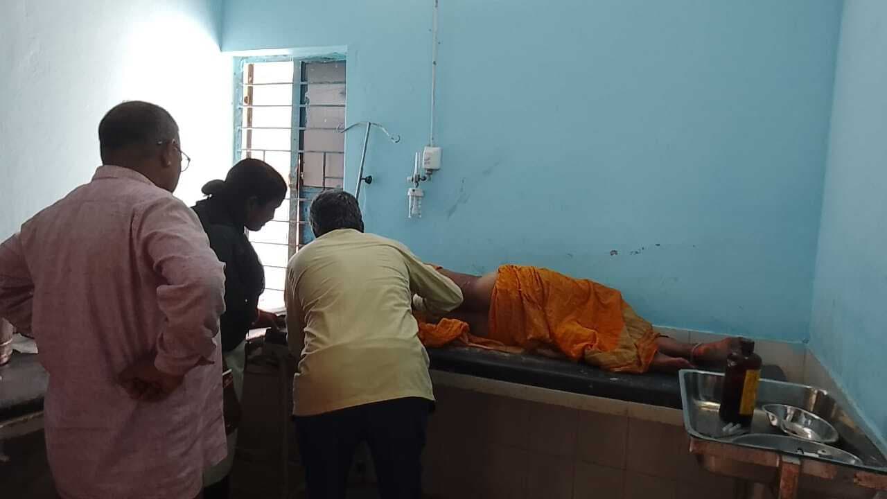 बाइक से गिरकर अधेड़ महिला घायल, रेफर
