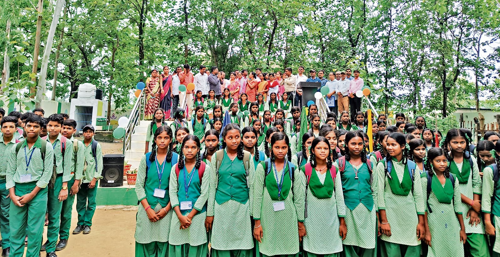East Singhbhum News : पटमदा के एसएस प्लस टू हाइ स्कूल में शिक्षक-अभिभावक संगोष्ठी का आयोजनहेडिंग: बेहतर प्रदर्शन करने वाले विद्यार्थी हुए सम्मानितफोटो है दिलीप 4, कार्यक्रम में उपस्थित शिक्षक, अभिभावक एवं छात्र-छात्राएं.पटमदा. राज्य संपोषित प्लस टू उवि, पटमदा में बुधवार को शिक्षक-अभिभावक संगोष्ठी का आयोजन किया गया. मौके पर विधायक प्रतिनिधि चंद्रशेखर टुडू व खेड़वा पंचायत के ग्राम प्रधान विशेष रूप से उपस्थित थे. कार्यक्रम की शुरुआत दीप प्रज्वलन और प्राचार्य डॉ. मिथिलेश कुमार के स्वागत भाषण के साथ हुआ.कार्यक्रम में विद्यालय के विद्यार्थियों द्वारा विभिन्न क्षेत्रों में किये गए उत्कृष्ट कार्यों के लिए सम्मानित किया गया. प्रोजेक्ट रेल में बेहतर प्रदर्शन करने वाले विद्यार्थियों को पुरस्कार व प्रशस्ति पत्र और 100% उपस्थिति प्राप्त करने वाले विद्यार्थियों को सम्मान पत्र प्रदान किया गया. विधायक प्रतिनिधि ने कहा कि विद्यालय में विद्यार्थियों को छात्रवृत्ति, निशुल्क पोशाक, स्मार्ट क्लास, लैब व पुस्तकालय जैसी आधुनिक सुविधाएं उपलब्ध कराई जा रही हैं. उन्होंने छात्रों को नियमित रूप से विद्यालय आने के लिए प्रोत्साहित किया. कार्यक्रम को आकर्षक बनाने के लिए कक्षा 11वीं की छात्रा संगीता दास ने स्वागत गीत व नशा मुक्ति गीत प्रस्तुत किया. जबकि 12वीं की छात्रा रितु महतो ने स्वागत नृत्य प्रस्तुत कर सभी का मन मोहा. कार्यक्रम का संचालन भारती कुमारी ने किया. मौके पर प्रधानाध्यापक डॉ. मिथिलेश कुमार, कौशलेंद्र कुमार सिंह, सुबोध प्रसाद सिंह, डॉली डे, भारती कुमारी, श्रीमंत प्रमाणिक आदि उपस्थित थे.