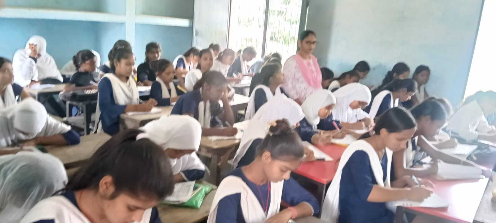 Madhubani : नवमी व दसवीं कक्षा की त्रैमासिक परीक्षा प्रारंभ