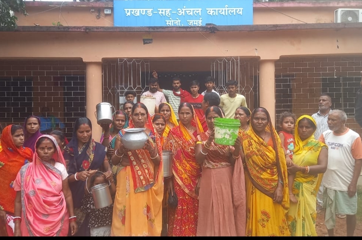 पेयजल संकट से परेशान ग्रामीणों ने खाली बर्तनों के साथ किया प्रदर्शन