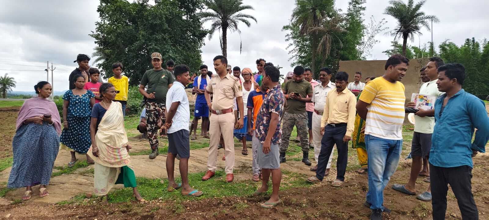 रास्ता बाधित होने पर ग्रामीणों ने सीओ को दिया आवेदन