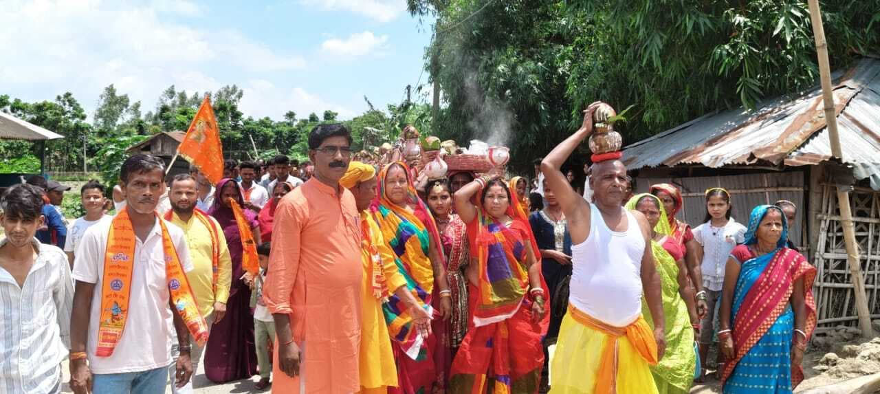 हरिनाम संकीर्तन को लेकर निकाली कलश शोभायात्रा