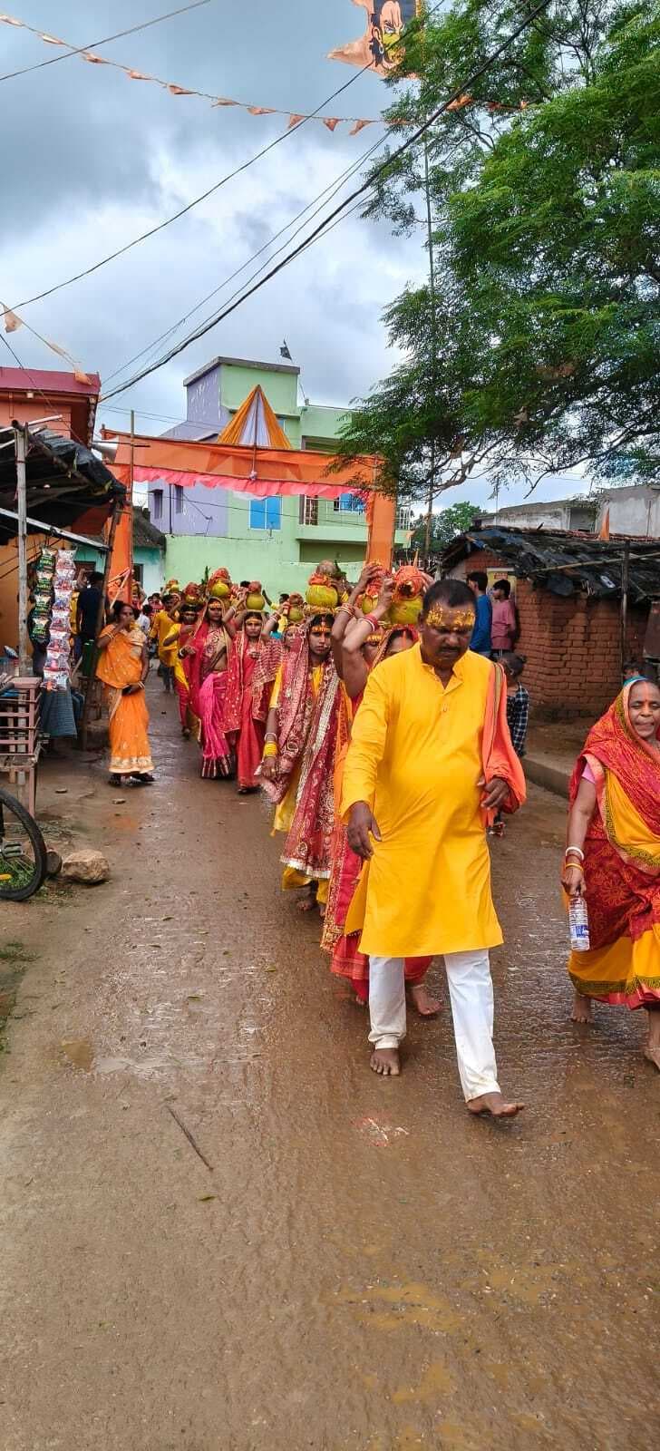 सोनारायठाढ़ी में प्राण प्रतिष्ठा को लेकर निकाली गयी भव्य कलश यात्रा