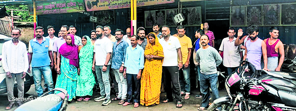 Dhanbad News : स्टीलगेट मार्केट के जमीन खाली करने के नोटिस के विरोध में दुकानदारों ने बंद रखी दुकानें