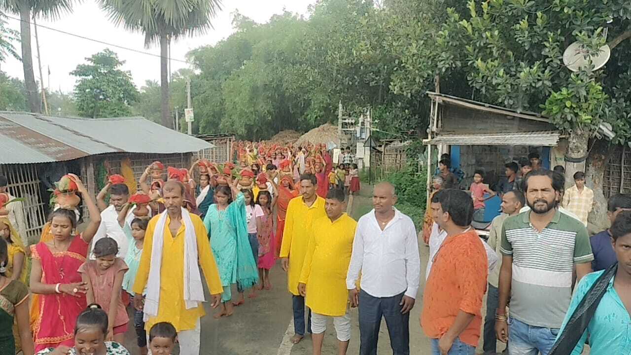 सोहथा घाट में बजरंग बली मंदिर के प्राण प्रतिष्ठान को लेकर कन्याओं ने निकाली कलश शोभायात्रा