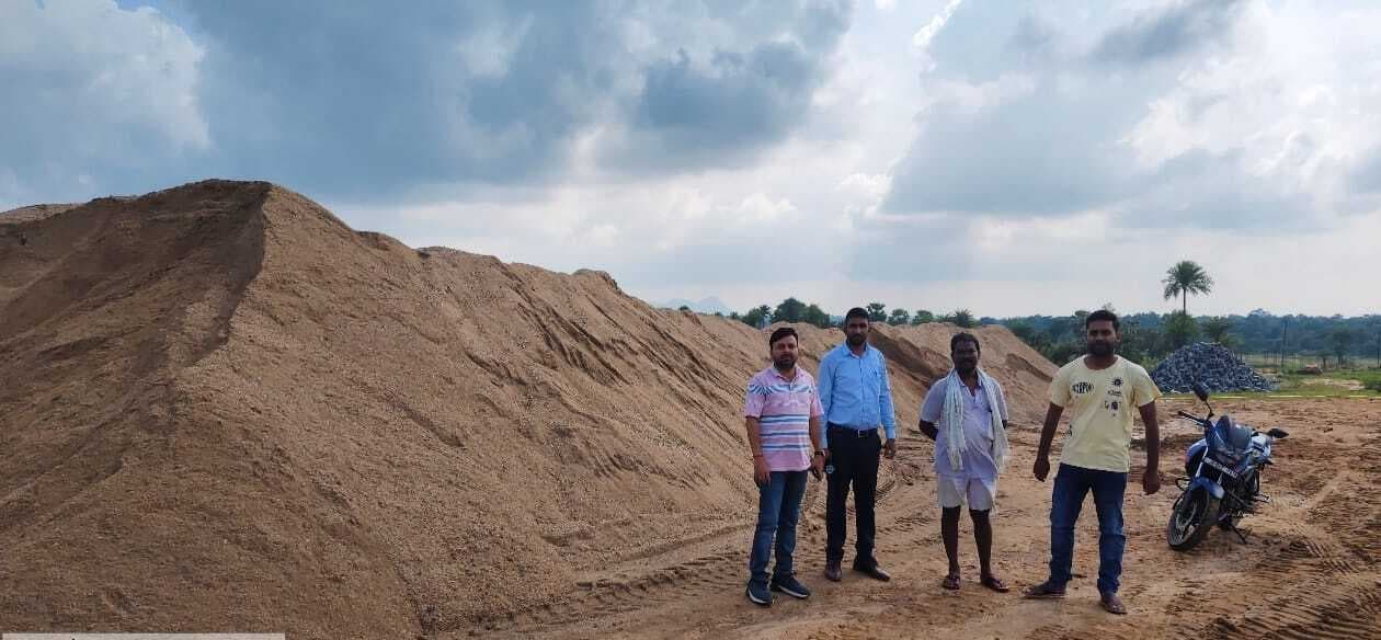 सीओ व खान निरीक्षक ने अवैध बालू व गिट्टी किया जब्त