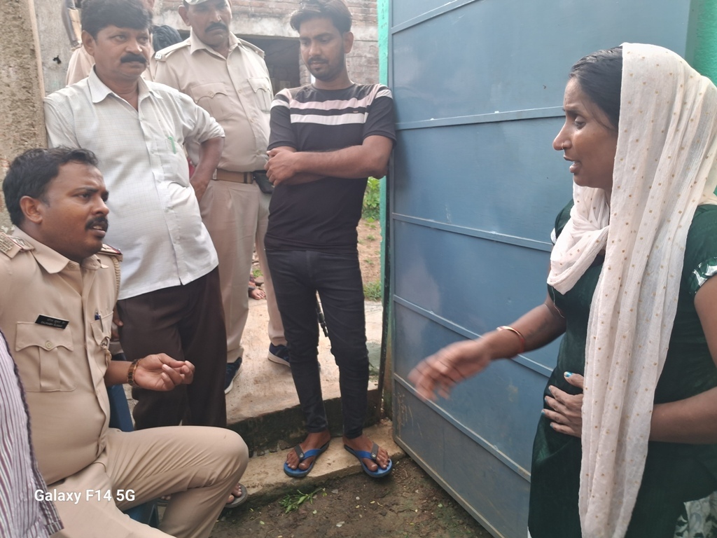 तीन बच्चे की मां ने प्रेमी से शादी करने की जिद पर दी धरना
