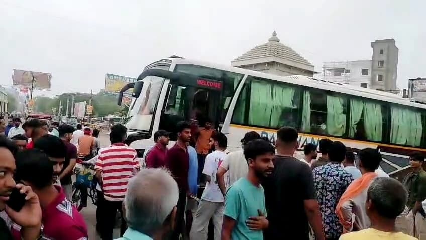 बस की टाइमिंग को लेकर दो गुटों में झड़प, आधे दर्जन लोग घायल
