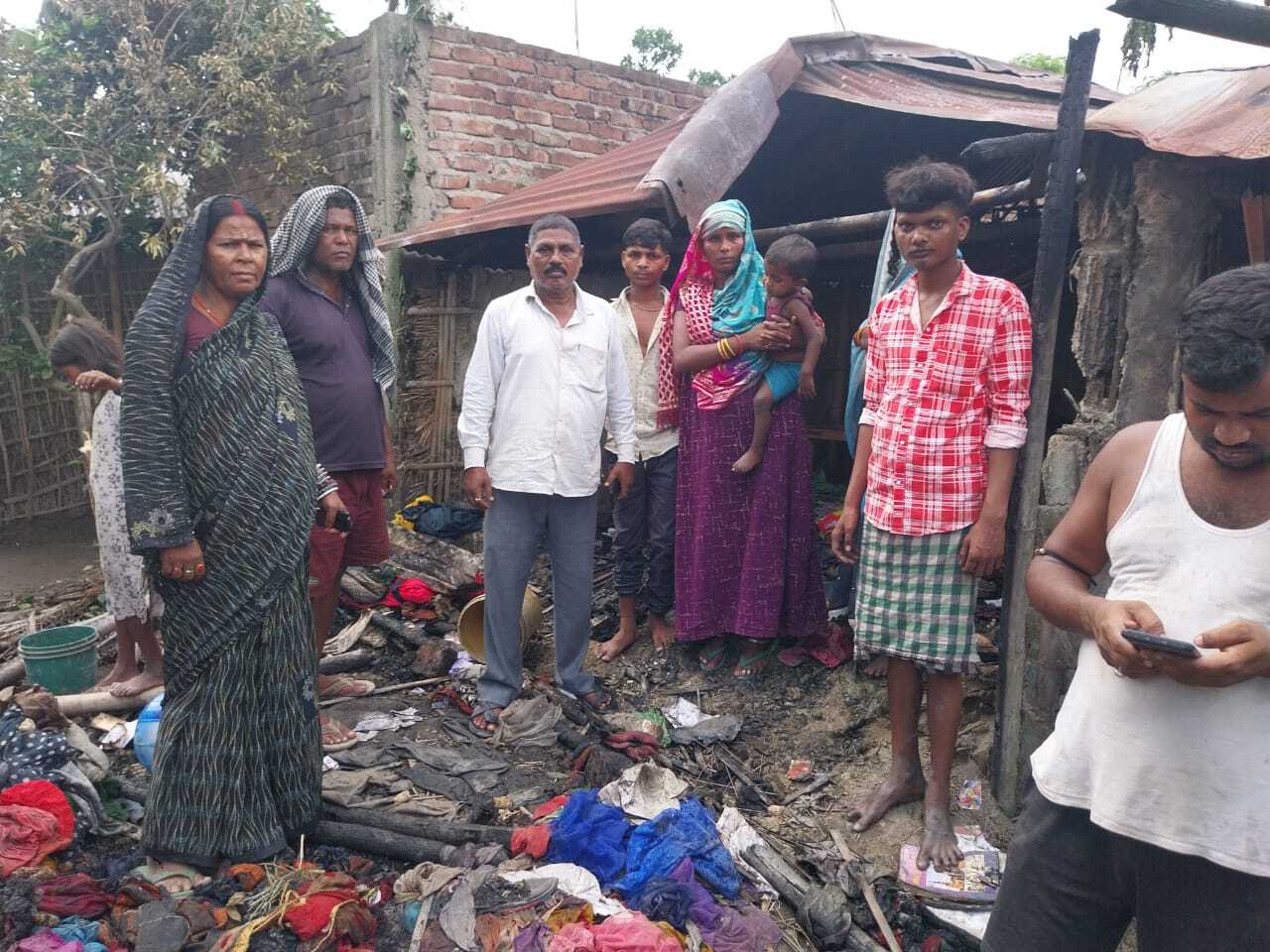 आग से दो घर जले, नगद 50 हजार समेत लाखों की क्षति