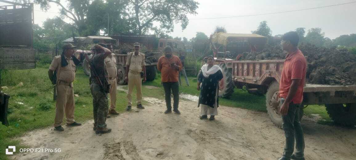 अवैध रूप से मिट्टी व बालू लदे ट्रैक्टर टेलर जब्त