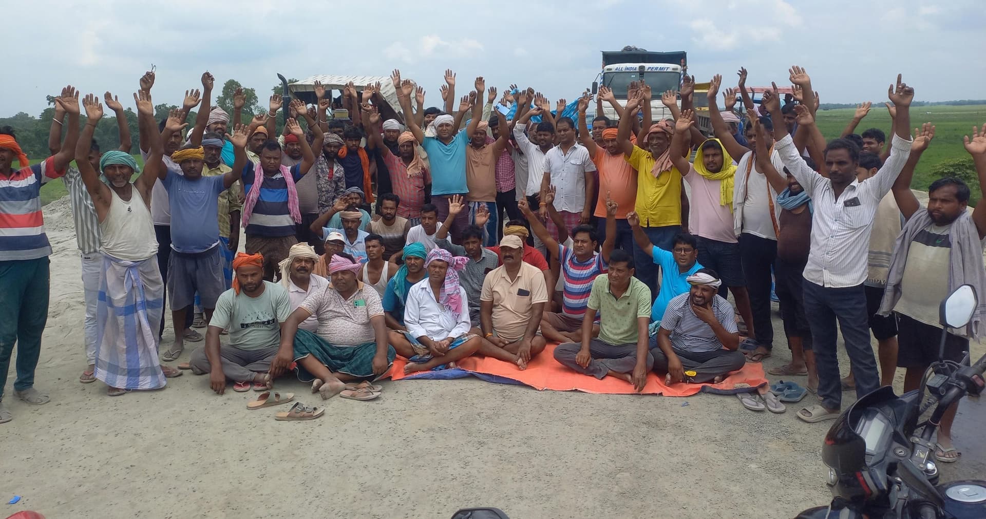 सडक पर उतरे ग्रामीण, हंसवर के समीप सर्विस रोड देने की मांग की
