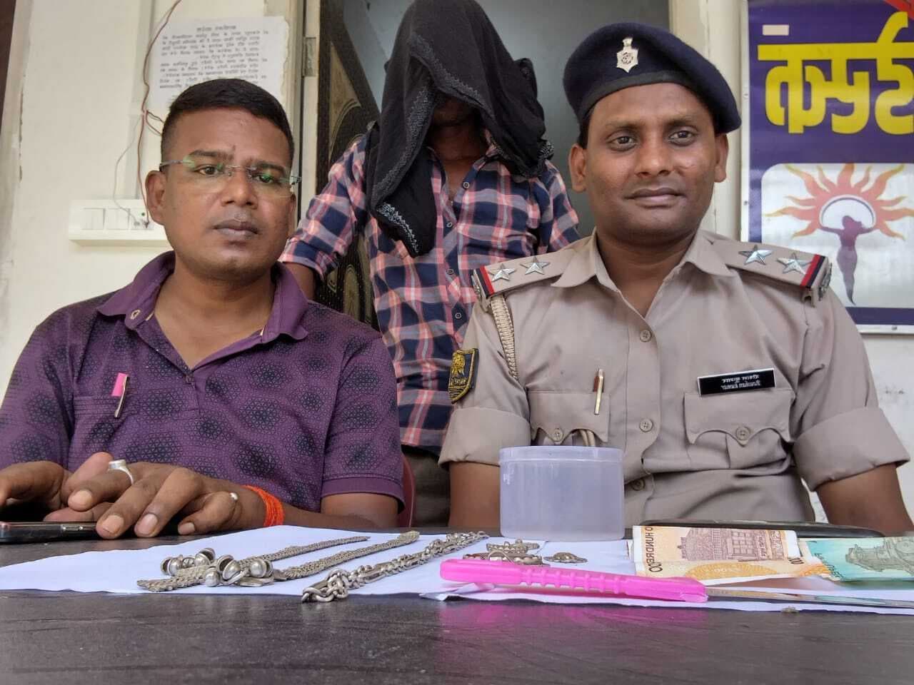 ग्रामीणों की मदद से पुलिस ने चोर को किया गिरफ्तार