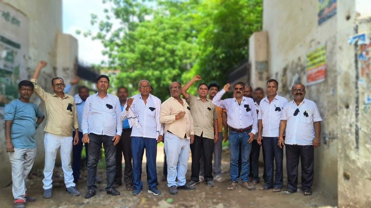 अनुदान नहीं, वेतनमान की मांग को लेकर शिक्षकों का विरोध प्रदर्शन