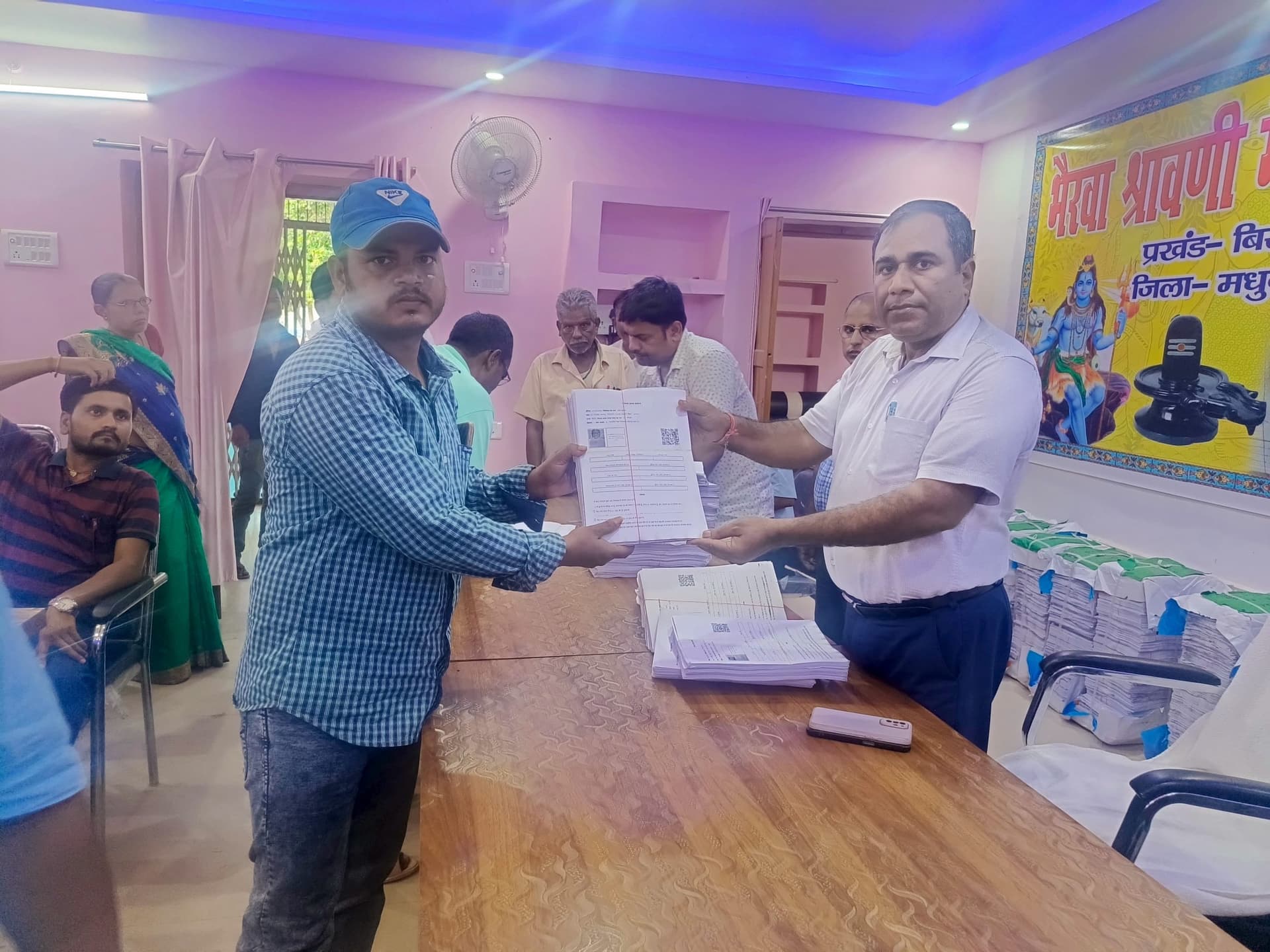 Madhubani News : पुनरीक्षण कार्य को लेकर बीएलओ के बीच कीट वितरण प्रारंभ