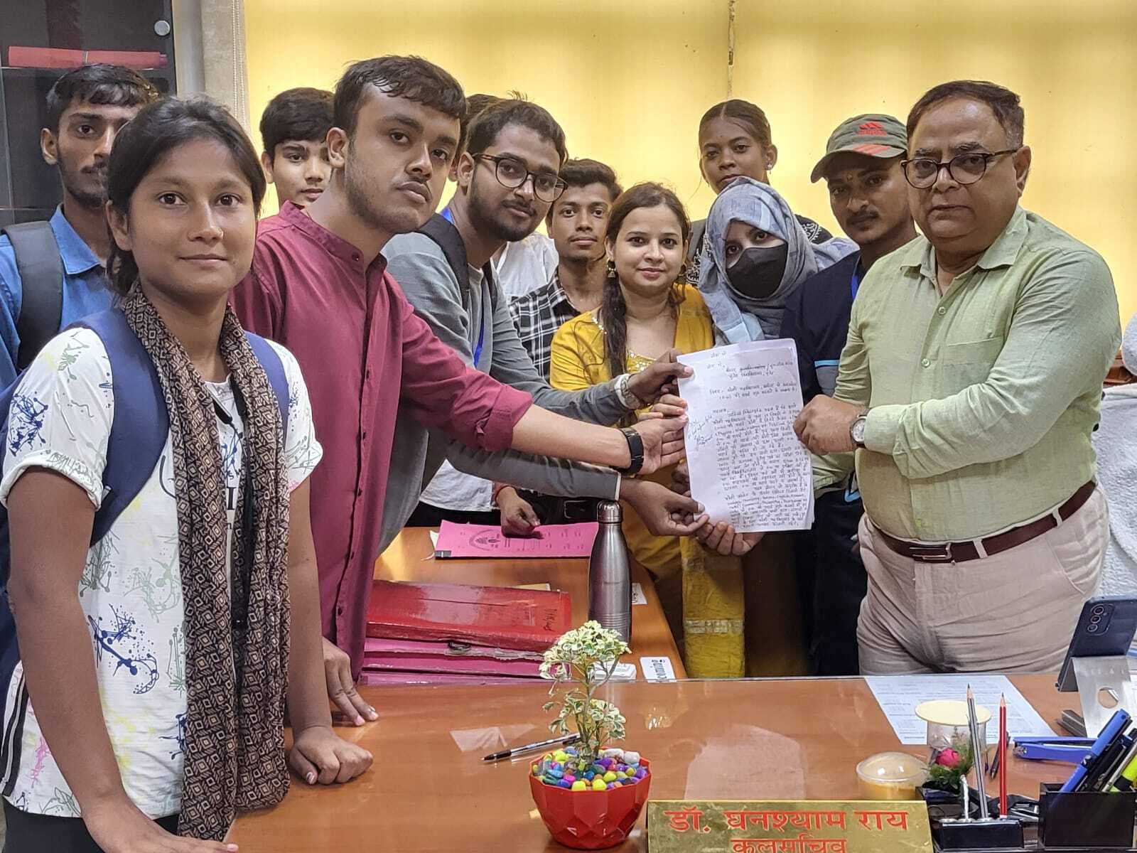 कोसी कॉलेज में पीजी की पढ़ाई की मांग को लेकर कुलसचिव से मिले छात्र