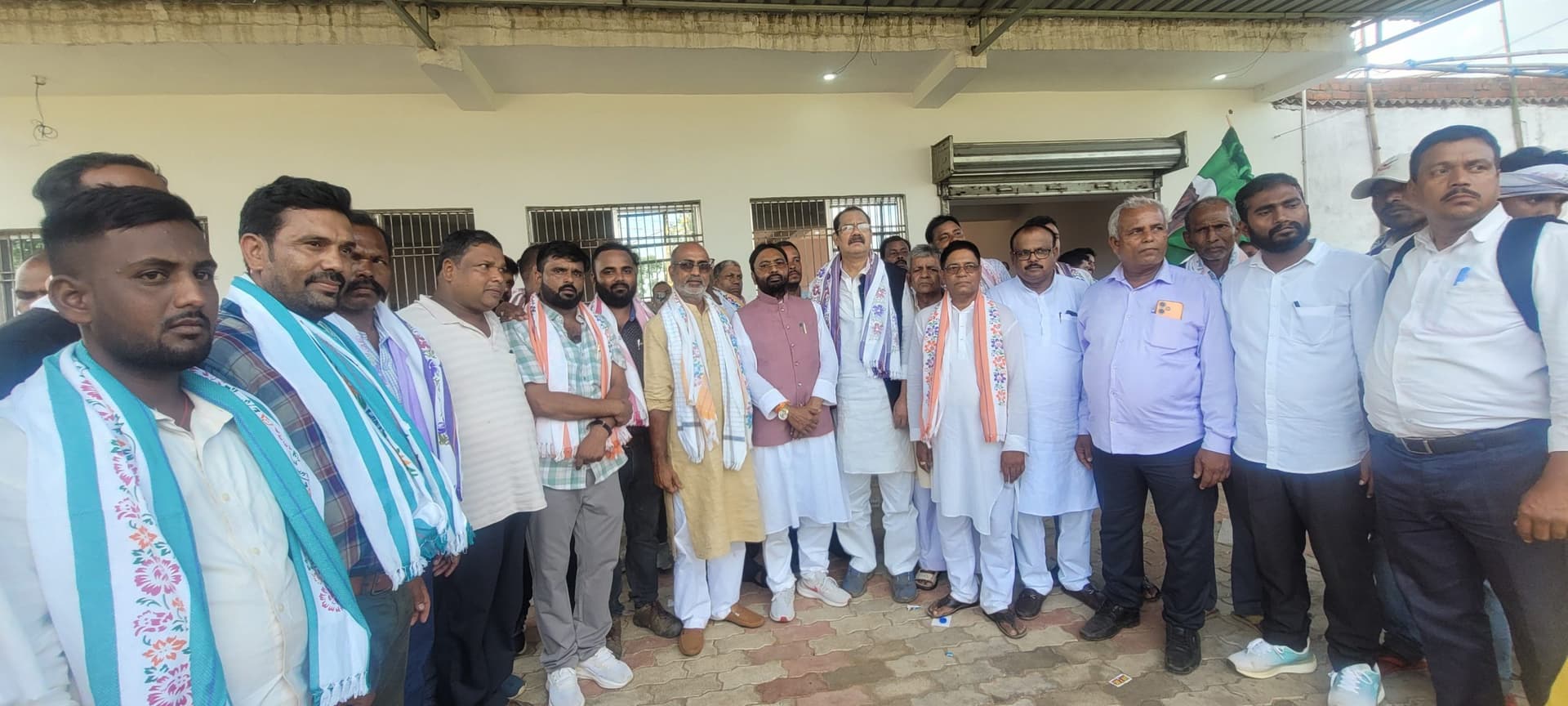 Deoghar News : महागठबंधन के पांच सौ कार्यकर्ताओं ो विधायक ने किया सम्मानित