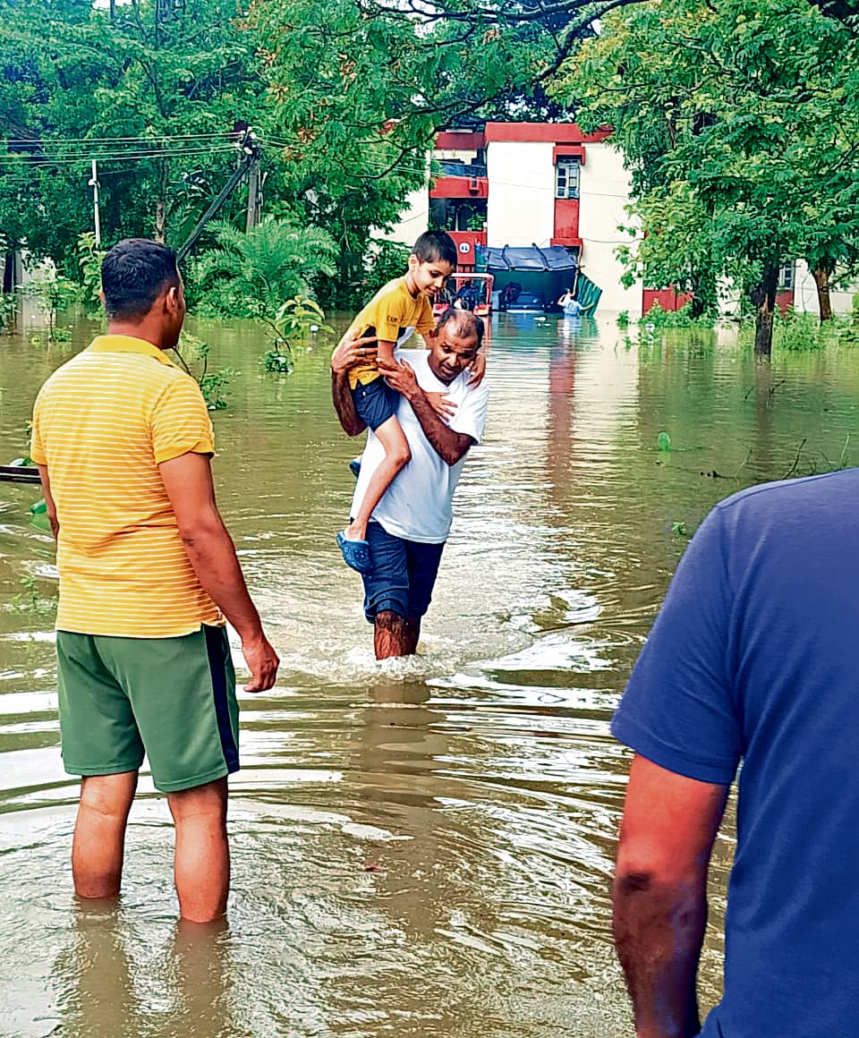 East Singhbhum News : जादूगोड़ा कॉलोनी में घुसा बाढ़ का पानी, सीआइएसएफ के जवानों ने किया रेस्क्यू