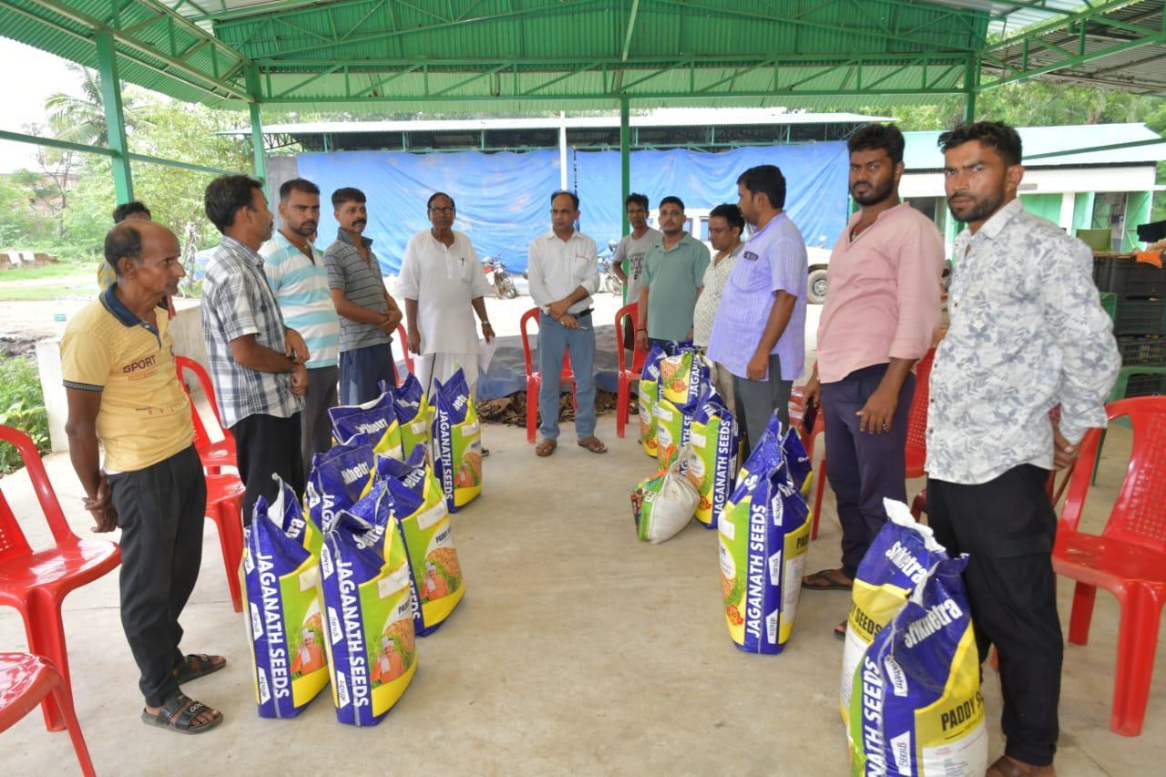 Deoghar News : सत्संग आश्रम ने किसानों को बीच बांटे धान के बीज