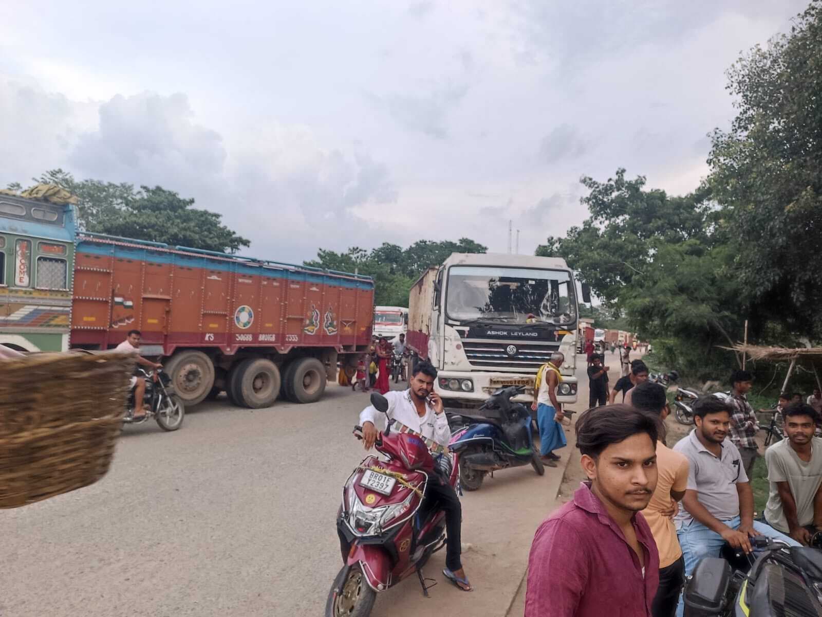 बस ने बाइक सवार मर्चेंट नेवी के जवान को रौंदा, मौत