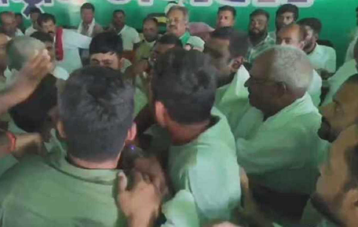 राजद जिलाध्यक्ष के चुनाव में जमकर हुई मारपीट, भारी हंगामे के बाद स्थगित हुआ चुनाव