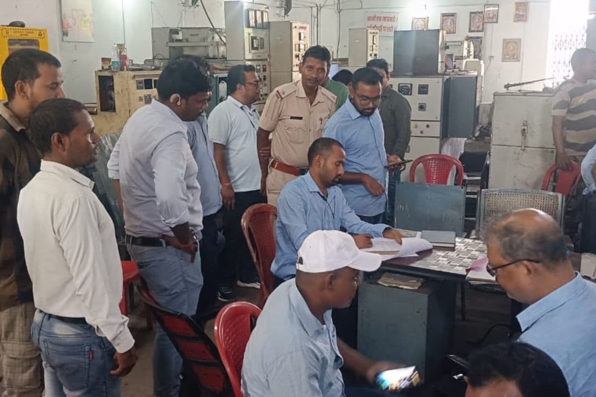 धनबाद में बिजली सबस्टेशन पर ग्रामीणों का हंगामा, इंजीनियर को पीटा, BCCL अफसरों ने ऐसे जताया विरोध