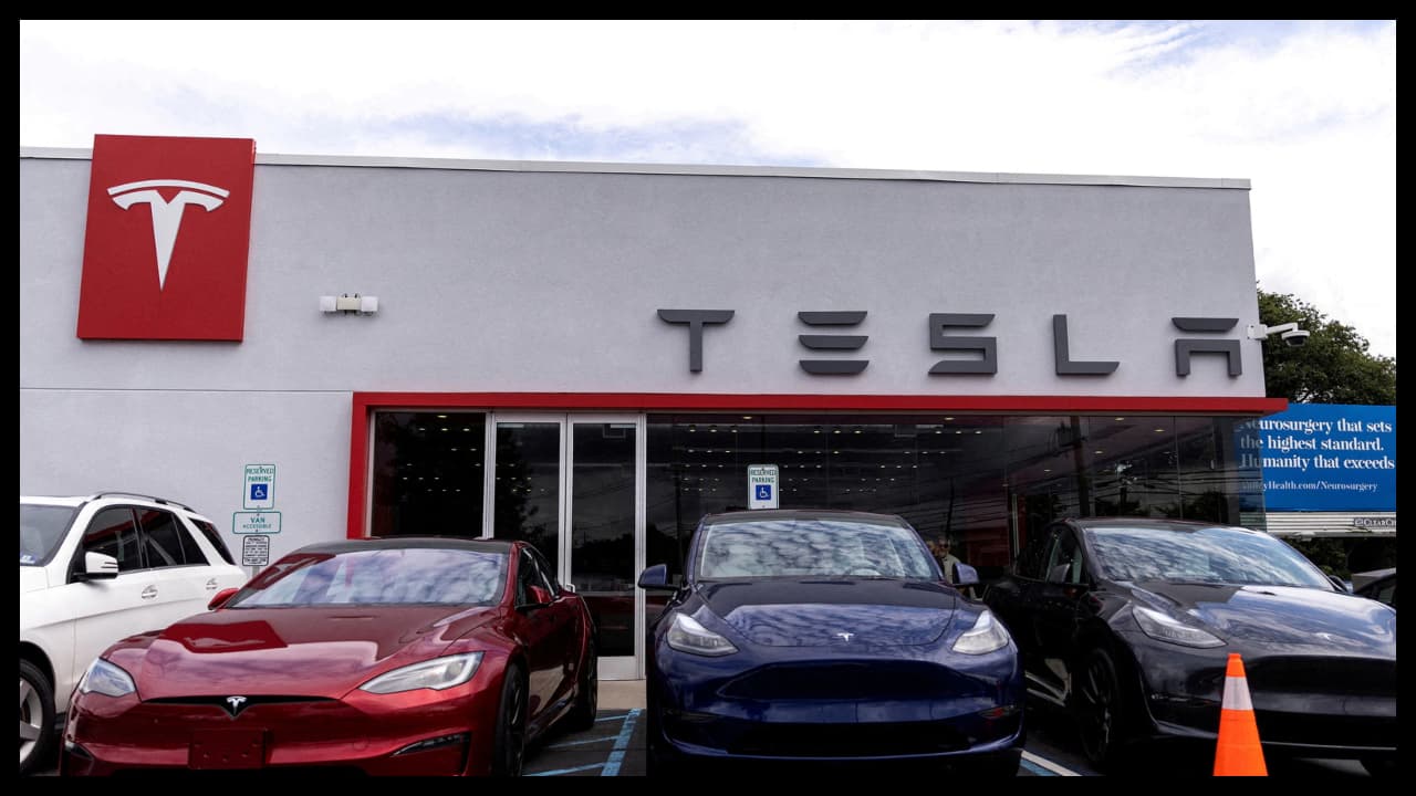 Tesla India: दो दिन में इलॉन मस्क की कंपनी टेस्ला खोलेगी भारत में पहला शोरूम, देखें कितनी होगी गाड़ी की कीमत