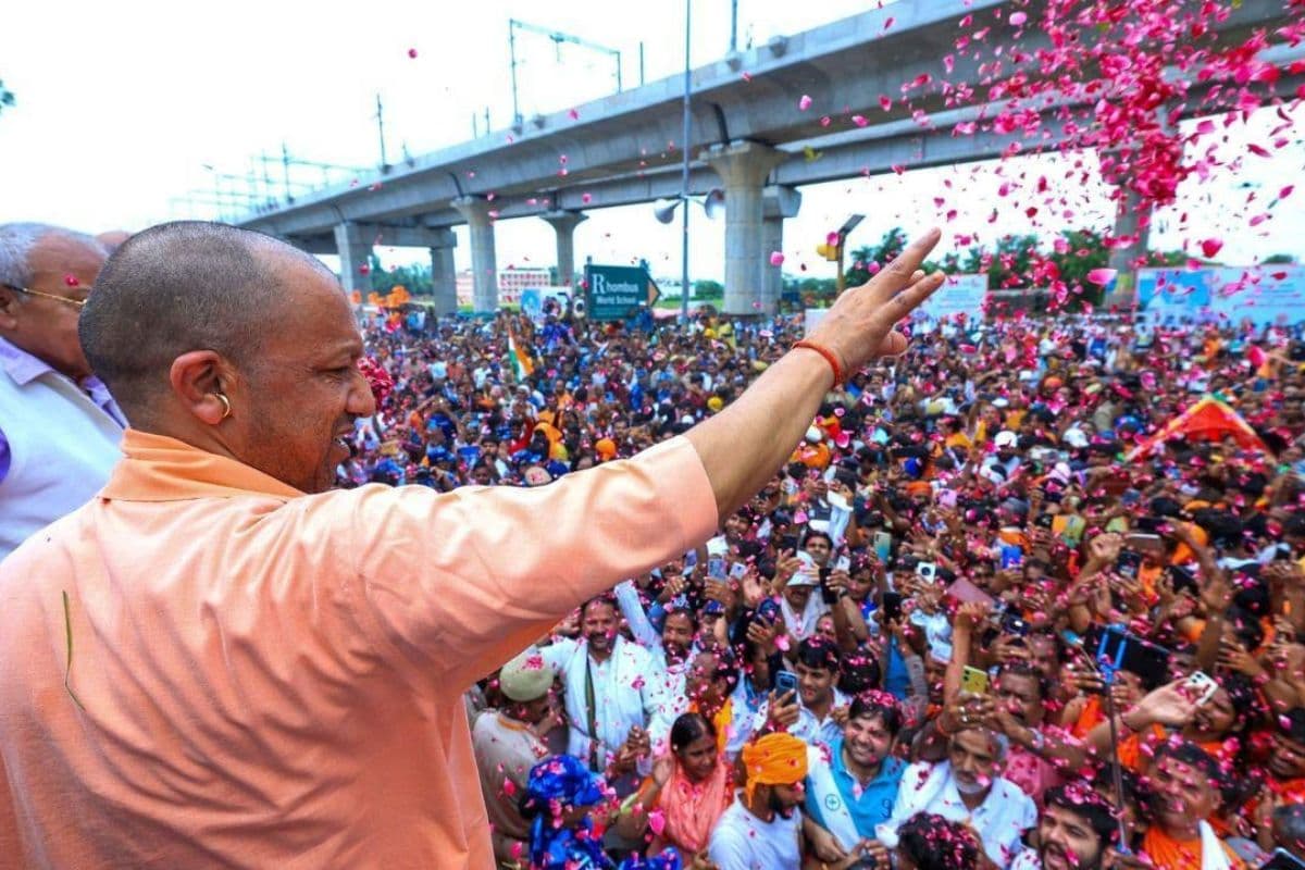 फूलों की वर्षा से लेकर निगरानी तक... यूपी की कांवड़ यात्रा को मिली राष्ट्रीय पहचान