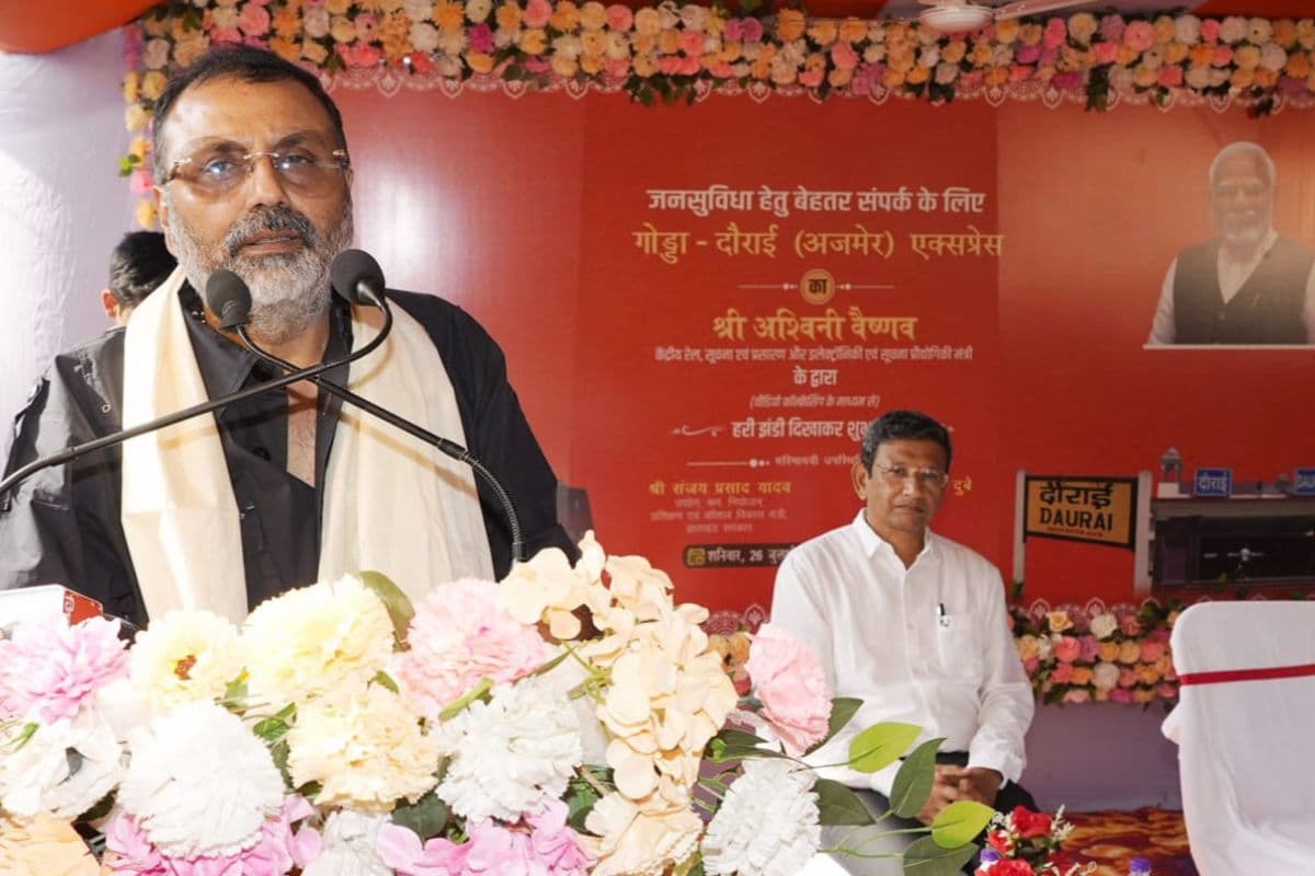 खाटू श्याम जाना हुआ आसान, गोड्डा से अजमेर के लिए रवाना हुई ट्रेन, डॉ निशिकांत दुबे ने दिखायी हरी झंडी