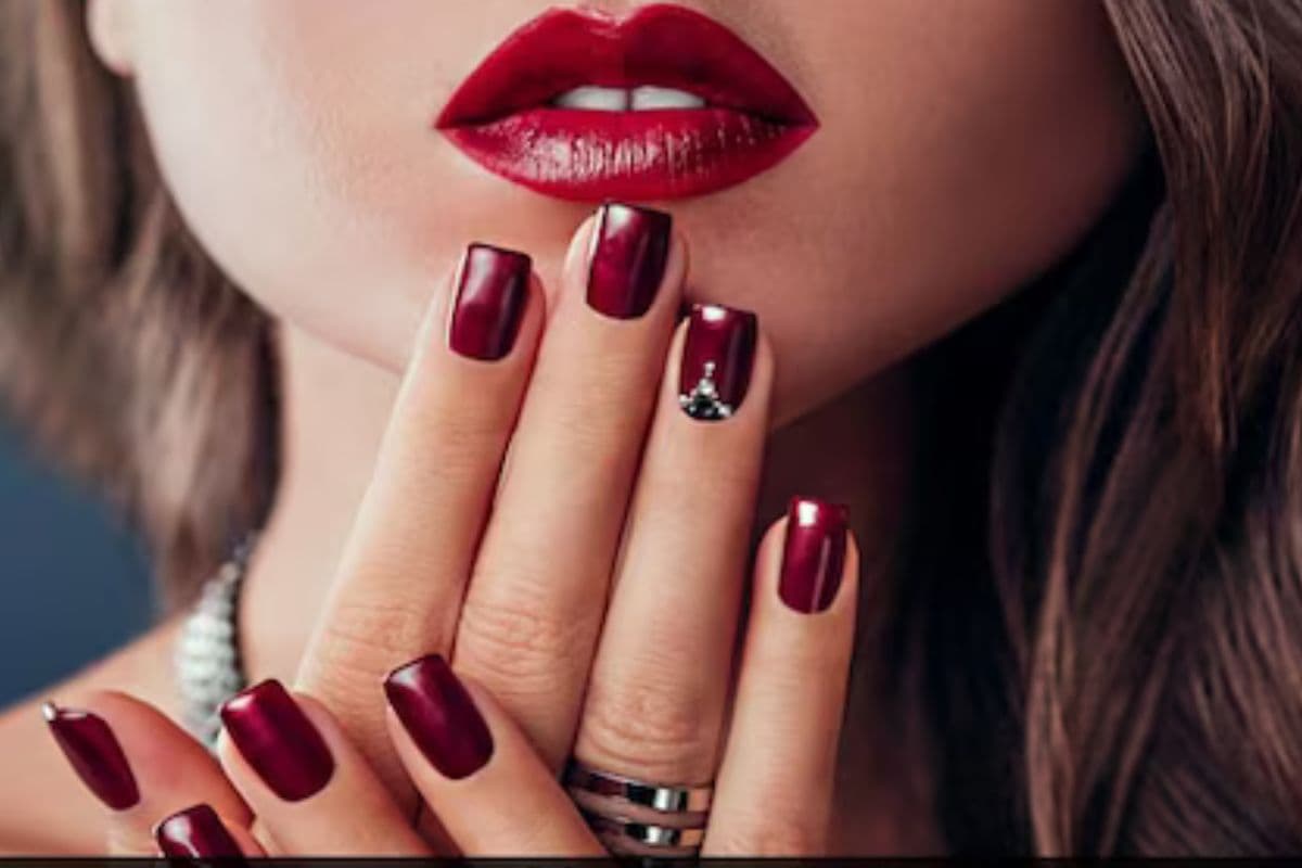 Lipstick To Nail Polish Hack: पैसे बचाएं क्रिएटिव बनें,टूटी लिपस्टिक से बनाएं मनचाही नेल पॉलिश