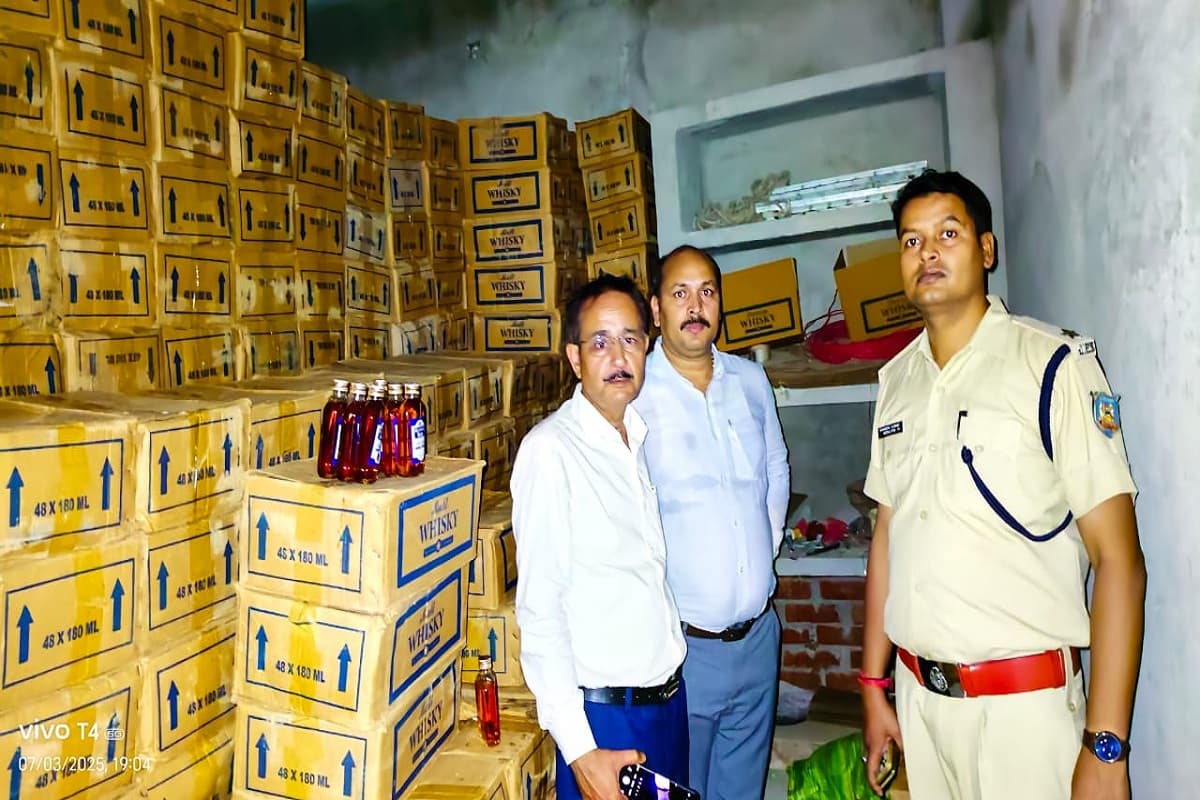 Crime News: पलामू में 80 लाख से अधिक की अंग्रेजी शराब जब्त करने से हड़कंप, तस्करी की आशंका