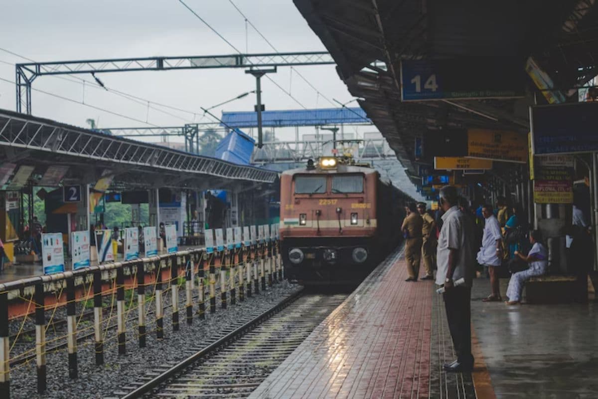 दिल्ली से पटना महज 13 घंटे में पहुंचाती है ये गाड़ियां, किराया है महज 520 रुपये, कहलाती है गरीबों की बुलेट ट्रेन