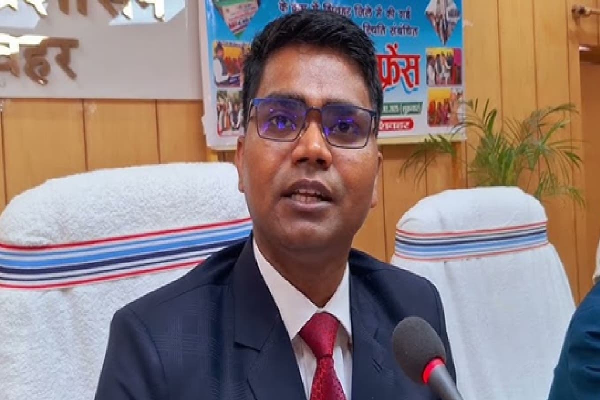 Sheohar News: शिवहर में मतदाता सूची वेरिफिकेशन में लापरवाही, डीएम ने लिया बड़ा एक्शन- 78 कर्मचारियों का दो दिन का मानदेय काटा