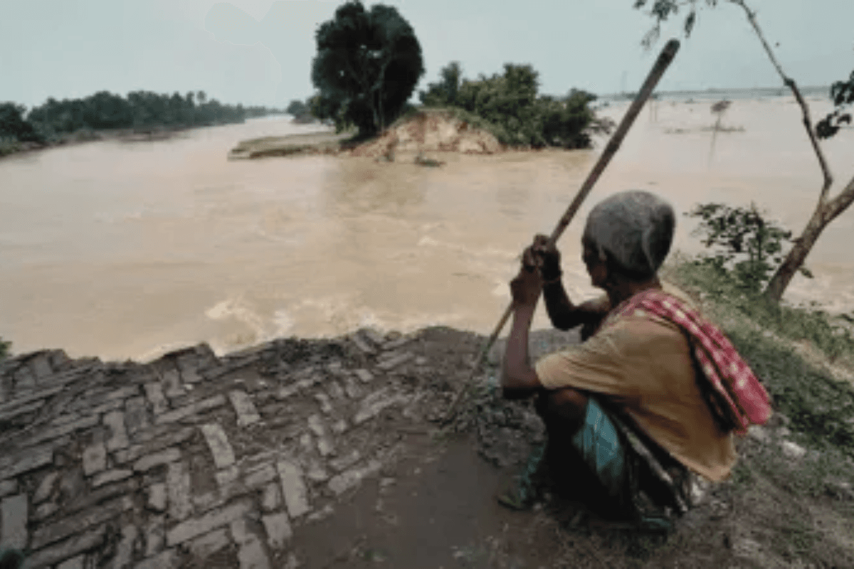 Bihar Flood: बिहार में बाढ़ से तबाही के मिले संकेत, हाई अलर्ट पर रखे गए कई जिलों के अफसर