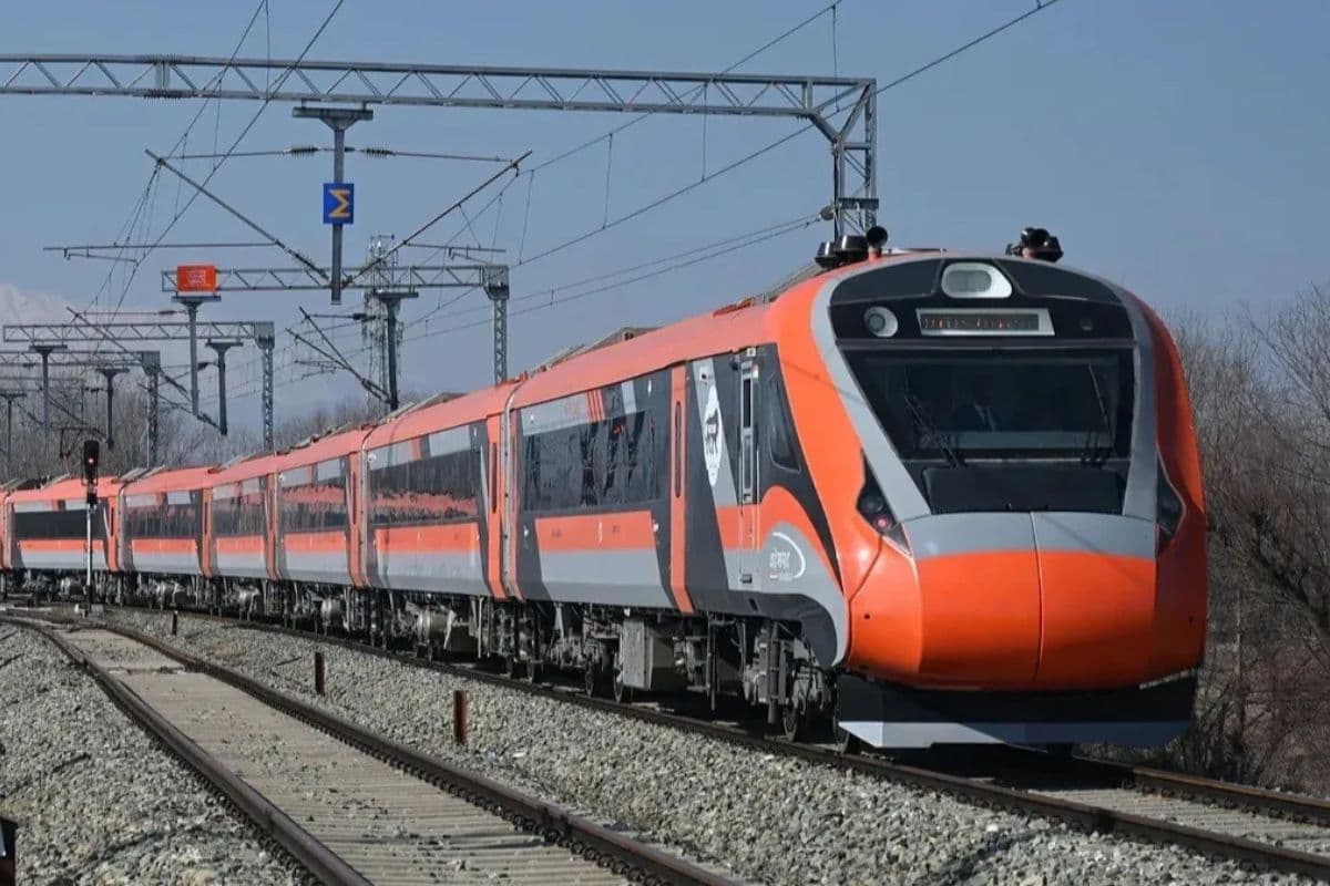 Stone pelting again on Vande Bharat Express Stone pelting again on Vande Bharat Express