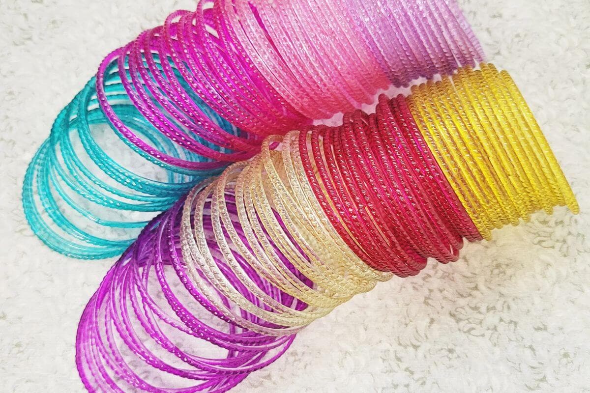 Latest Glass Bangle Design: सावन में सजाए हाथों में नौ-नौ चूड़ियां, पिया जी की ठहर जाएंगी नजरें