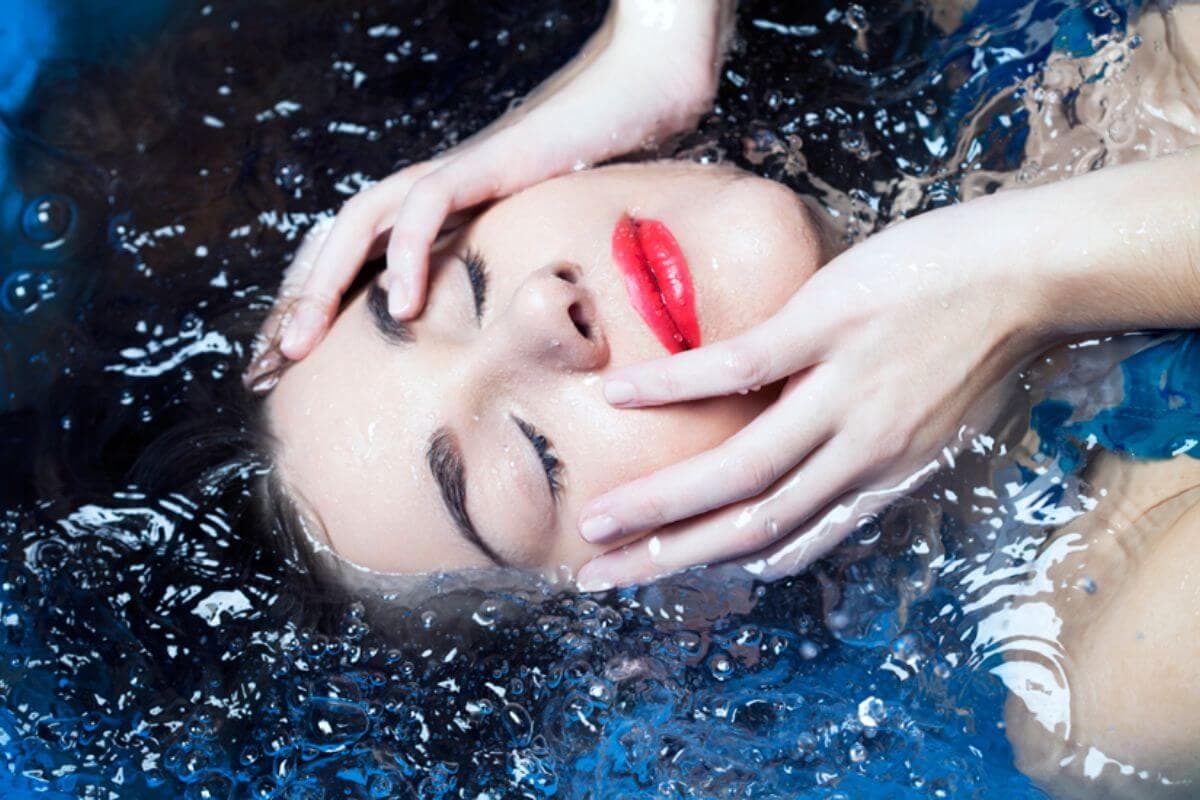 Waterproof Makeup Tips: बारिश के दिनों में भी दिखना है फ्लोलेस खूबसूरत, तो ऐसे कीजिए मेकअप